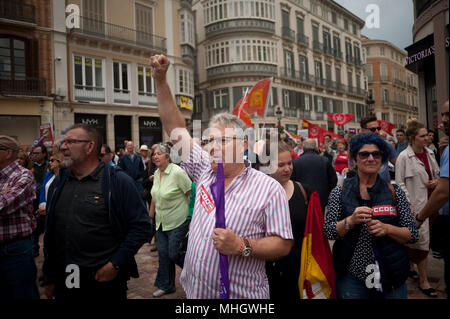 Malaga, Spagna. Il 1 maggio, 2018. Un manifestante con un adesivo di unione CCOO solleva il pugno come egli prende parte ad una dimostrazione durante il giorno di maggio rally o la Giornata del Lavoro a Malaga. Migliaia di persone hanno chiamato dalla Unione generale dei lavoratori (UGT), e l'unione del lavoro 'Comisiones Obreras" (CCOO), la protesta oggi a Malaga durante una manifestazione nazionale a favore dei diritti dei lavoratori e le occupazioni decente sotto il principale slogan. ''Il suo tempo per vincere' Credito: Gesù Merida/SOPA Immagini/ZUMA filo/Alamy Live News Foto Stock
