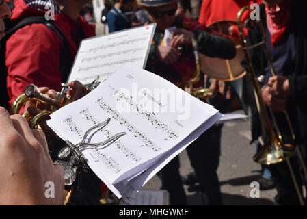 Londra, Regno Unito. Il 1 maggio 2018. Internazionale dei Lavoratori giorno a Londra è contrassegnato con l'annuale Giorno di maggio marzo che va da Clerkenwell verde a Trafalgar Square. Credito: Matteo Chattle/Alamy Live News Foto Stock