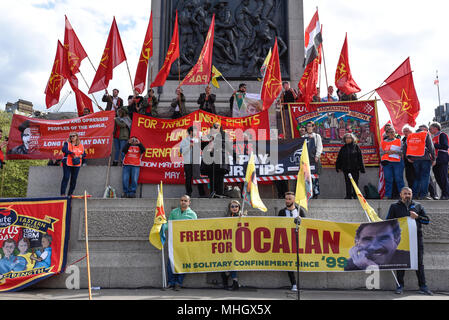 Londra, Regno Unito. 1 maggio 2018. I dimostranti tenere le bandiere e gli striscioni attorno a Nelson la colonna durante l annuale giorno di maggio Rally Internazionale sul giorno della festa dei lavoratori. I partecipanti hanno marciato attraverso il centro di Londra in un rally in Trafalgar Square. Credito: Stephen Chung / Alamy Live News Foto Stock