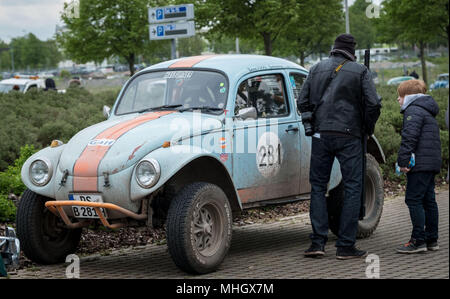 01 maggio 2018, Germania, Hannover: Un off-road VW Beetle durante la trentacinquesima 'Mia della Kaefer Treffen' ('May Beetle soddisfare') di Hannover. Gli amanti della Volkswagen Classic soddisfano ogni 1 maggio dal 1983. Foto: Peter Steffen/dpa Foto Stock