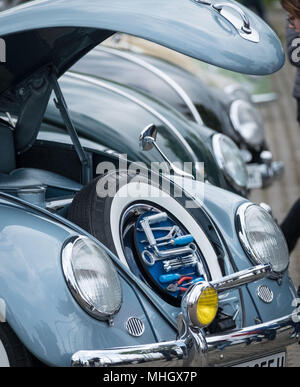 01 maggio 2018, Germania, Hannover: Vecchia VW Maggiolini durante la trentacinquesima 'Mia della Kaefer Treffen' ('May Beetle soddisfare') di Hannover. Gli amanti della Volkswagen Classic soddisfano ogni 1 maggio dal 1983. Foto: Peter Steffen/dpa Foto Stock