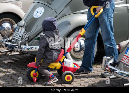 01 maggio 2018, Germania, Hannover: un piccolo visitatore guardando un VW Beetle durante la trentacinquesima 'Mia della Kaefer Treffen' ('May Beetle soddisfare') di Hannover. Gli amanti della Volkswagen Classic soddisfano ogni 1 maggio dal 1983. Foto: Peter Steffen/dpa Foto Stock