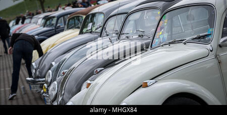 01 maggio 2018, Germania, Hannover: Visitatori guardando il vecchio VW Maggiolini durante la trentacinquesima 'Mia della Kaefer Treffen' ('May Beetle soddisfare') di Hannover. Gli amanti della Volkswagen Classic soddisfano ogni 1 maggio dal 1983. Foto: Peter Steffen/dpa Foto Stock