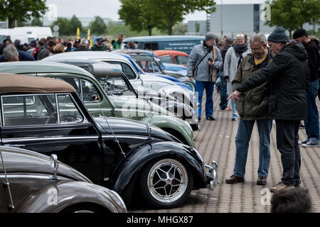 01 maggio 2018, Germania, Hannover: Visitatori guardando il vecchio VW Maggiolini durante la trentacinquesima 'Mia della Kaefer Treffen' ('May Beetle soddisfare') di Hannover. Gli amanti della Volkswagen Classic soddisfano ogni 1 maggio dal 1983. Foto: Peter Steffen/dpa Foto Stock