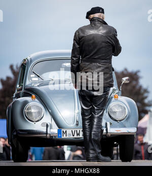 01 maggio 2018, Germania, Hannover: un visitatore in cerca di una VW Beetle durante la trentacinquesima 'Mia della Kaefer Treffen' ('May Beetle soddisfare') di Hannover. Gli amanti della Volkswagen Classic soddisfano ogni 1 maggio dal 1983. Foto: Peter Steffen/dpa Foto Stock