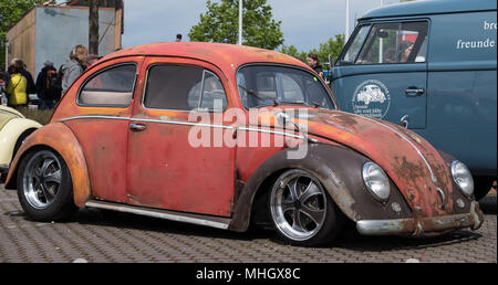 01 maggio 2018, Germania, Hannover: un arrugginito VW Beetle durante la trentacinquesima 'Mia della Kaefer Treffen' ('May Beetle soddisfare') di Hannover. Gli amanti della Volkswagen Classic soddisfano ogni 1 maggio dal 1983. Foto: Peter Steffen/dpa Foto Stock