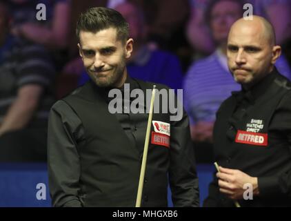 Crucible Theatre, Sheffield, Regno Unito. Xxi Aprile, 2018. Mark Selby di Inghilterra compete con Joe Perry di Inghilterra durante il loro match di primo turno al World Snooker Championship 2018 al Crucible Theatre di Sheffield, Gran Bretagna il 21 aprile 2018. Mark Selby perso 4-10. Credito: Azione Sport Plus/Alamy Live News Foto Stock