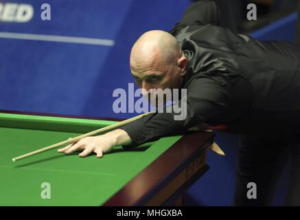 Crucible Theatre, Sheffield, Regno Unito. Xxi Aprile, 2018. Joe Perry di Inghilterra compete durante il primo round in abbinamento con Mark Selby di Inghilterra al World Snooker Championship 2018 al Crucible Theatre di Sheffield, Gran Bretagna il 21 aprile 2018. Joe Perry ha vinto 10-4. Credito: Azione Sport Plus/Alamy Live News Foto Stock