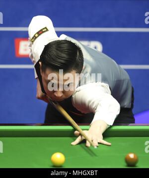 Crucible Theatre, Sheffield, Regno Unito. 23 apr, 2018. Xiao Guodong della Cina compete durante il primo round in abbinamento con Ding Junhui della Cina presso il World Snooker Championship 2018 al Crucible Theatre di Sheffield, Gran Bretagna il 23 aprile 2018. Credito: Azione Sport Plus/Alamy Live News Foto Stock