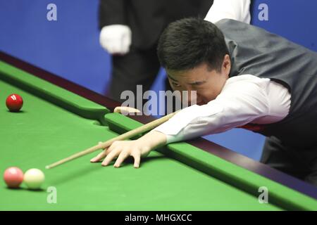 Crucible Theatre, Sheffield, Regno Unito. 23 apr, 2018. Ding Junhui della Cina compete durante il match di primo turno contro Xiao Guodong della Cina presso il World Snooker Championship 2018 al Crucible Theatre di Sheffield, Gran Bretagna, il 23 aprile 2018. Credito: Azione Sport Plus/Alamy Live News Foto Stock