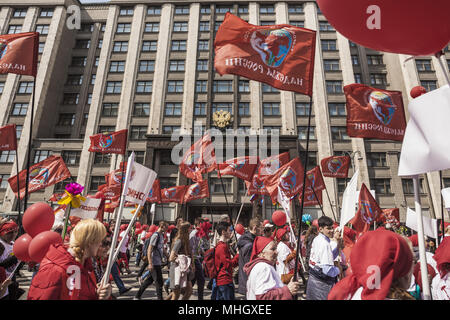 Mosca Mosca, Russia. Il 1 maggio, 2018. I partecipanti con bandiere comunista marzo di fronte alla Duma il parlamento durante le celebrazioni del 1 maggio a Mosca, in Russia. Credito: Celestino Arce/ZUMA filo/Alamy Live News Foto Stock