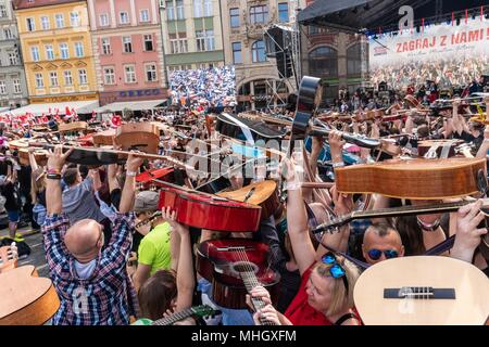 1 maggio 2018 - Wroclaw, Polonia - Chitarra Guinness World Record. Allo stesso tempo, 7411 chitarristi ha suonato il brano di Jimi Hendrix - Hey Jo a Wroclaw in Polonia. (Credito Immagine: © Krzysztof Kaniewski via ZUMA filo) Foto Stock