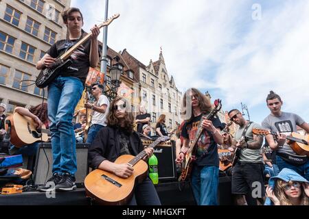 1 maggio 2018 - Wroclaw, Polonia - Chitarra Guinness World Record. Allo stesso tempo, 7411 chitarristi ha suonato il brano di Jimi Hendrix - Hey Jo a Wroclaw in Polonia. (Credito Immagine: © Krzysztof Kaniewski via ZUMA filo) Foto Stock