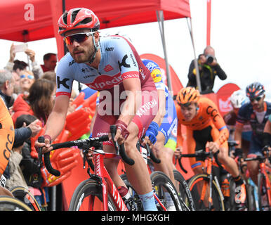 01 maggio 2018, Germania, Koenigstein-Mammolshain: il peloton con Rick Zabel (L) del Team Katusha Alpecin salire la montagna Mammolshainer durante il Eschborn-Frankfurt cycling classic. Foto: Arne Dedert/dpa Foto Stock