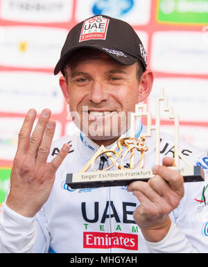 01 maggio 2018, Germania, Koenigstein-Mammolshain: Alexander Kristoff dalla Norvegia del Team Emirates che mostra quattro dita per i suoi quattro vittorie consecutive durante la cerimonia di premiazione del Eschborn-Frankfurt cycling classic. Foto: Fabian Sommer/dpa Foto Stock