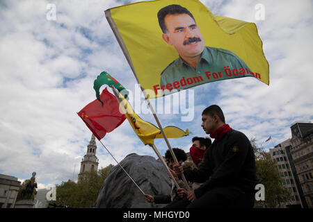 Londra, Regno Unito. Il 1 maggio, 2018. Libertà per Abdullah Öcalan - bandiere durante il giorno di maggio celebrazioni a Londra, Inghilterra, Regno Unito. Dimostrazione da parte dei sindacati e di altre organizzazioni dei lavoratori per contrassegnare l annuale giorno di maggio o la festa del lavoro. Gruppi da tutte le nazionalità provenienti da tutto il mondo, che vivono a Londra si sono riuniti a marzo per un rally a Londra centrale per contrassegnare i lavoratori globali giorno.Credit: Michael Kemp/Alamy Live News Foto Stock