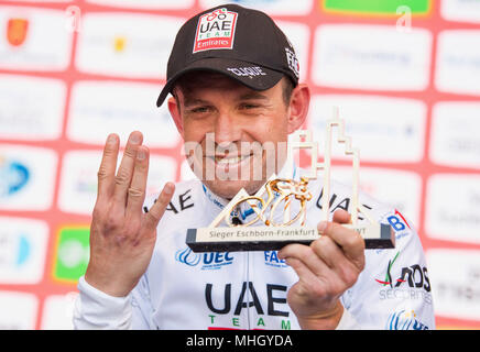 01 maggio 2018, Germania, Koenigstein-Mammolshain: Alexander Kristoff dalla Norvegia del Team Emirates che mostra quattro dita per i suoi quattro vittorie consecutive durante la cerimonia di premiazione del Eschborn-Frankfurt cycling classic. Foto: Fabian Sommer/dpa Foto Stock