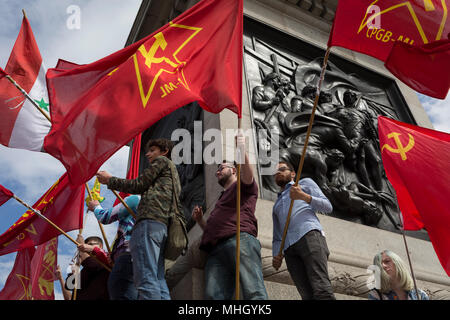 Londra, 1 Maggio 2018: i membri del Partito Comunista della Gran Bretagna si raccolgono sul plinto al di sotto di Nelson's colonna in Trafalgar Square durante il tradizionale giorno di maggio le celebrazioni nella capitale, il 1° maggio 2018, a Londra, in Inghilterra. Foto di Richard Baker / Alamy Live News Foto Stock