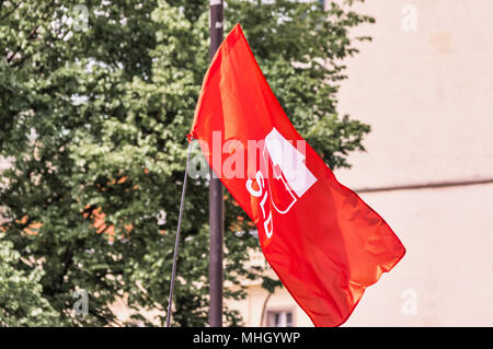 Varsavia, Polonia. 1 maggio 2018. Bandiera rossa dell'Alleanza della sinistra Democratica (SLD) in una riunione di massa del giorno di maggio organizzata nella capitale polacca. Crediti: dario Photography/Alamy Live News Foto Stock