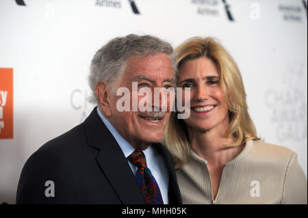 NEW YORK, NY - 30 aprile: Tony Bennett, Susan Crow assiste il quarantacinquesimo Chaplin Award Gala in onore di Helen Mirren a Alice Tully Hall il 30 aprile 2018 a New York City. Persone: Tony Bennett, Susan Crow Foto Stock