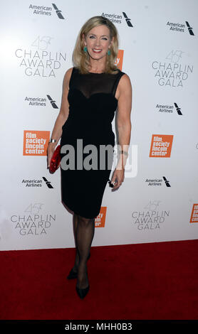 New York, NY, STATI UNITI D'AMERICA. 30 apr, 2018. Deborah Norville assiste il quarantacinquesimo Chaplin Award Gala in onore di Helen Mirren a Alice Tully Hall il 30 aprile 2018 a New York City. Persone: Deborah Norville   credito: Hoo Me.Com/Alamy Live News Foto Stock