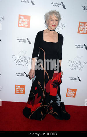 New York, NY, STATI UNITI D'AMERICA. 30 apr, 2018. Helen Mirren assiste il quarantacinquesimo Chaplin Award Gala in onore di Helen Mirren a Alice Tully Hall il 30 aprile 2018 a New York City. Persone: Helen Mirren   credito: Hoo Me.Com/Alamy Live News Foto Stock