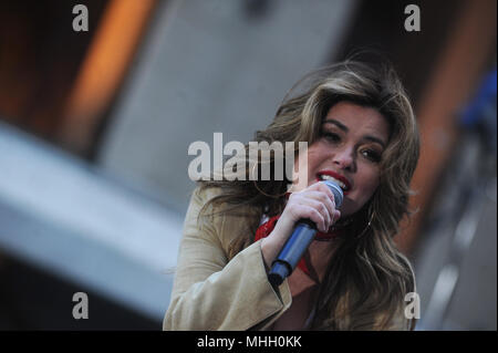 New York, NY, STATI UNITI D'AMERICA. 30 apr, 2018. Shania Twain esegue sul "oggi" mostra al Rockefeller Center il 30 aprile 2018 a New York City. Credito: Hoo Me.Com/Media punzone/Alamy Live News Foto Stock