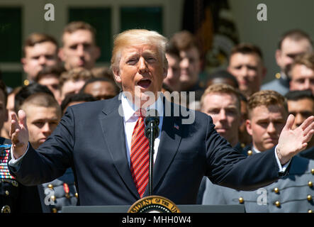 Il Presidente degli Stati Uniti, Trump rende commento come egli presenta il comandante in capo il trofeo per gli Stati Uniti L'Accademia militare di squadra di calcio nel Giardino delle Rose della Casa Bianca di Washington, DC martedì 1 maggio 2018. Il comandante in capo il trofeo è presentato al vincitore del Army-Navy annuale del gioco del calcio che si è disputata al Lincoln Financial Field di Philadelphia, Pennsylvania il 9 dicembre 2017. L'esercito cavalieri neri battere la Marina aspiranti guardiamarina 14 - 13. Credito: Ron Sachs/CNP /MediaPunch Foto Stock