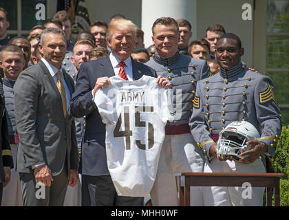 Il Presidente degli Stati Uniti, Trump presenta il comandante in capo il trofeo per gli Stati Uniti L'Accademia militare di squadra di calcio nel Giardino delle Rose della Casa Bianca di Washington, DC martedì 1 maggio 2018. Il comandante in capo il trofeo è presentato al vincitore del Army-Navy annuale del gioco del calcio che si è disputata al Lincoln Financial Field di Philadelphia, Pennsylvania il 9 dicembre 2017. Nella foto da sinistra a destra: Head Coach Jeff Monken, Presidente Trump, defensive lineman e co-capitano John Voit (59), e il quarterback e co-comandante Ahmad Bradshaw (17). L'esercito cavalieri neri battere il Foto Stock
