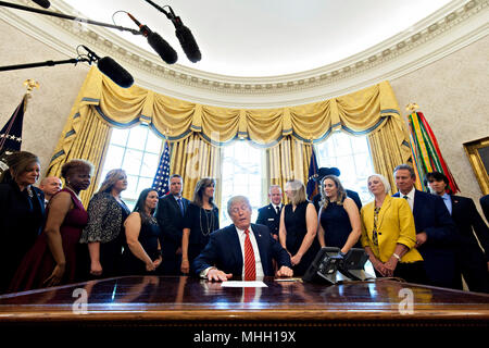 Il Presidente degli Stati Uniti, Donald Trump, centro parla durante la riunione con l'equipaggio e i passeggeri di Southwest Airlines Co. volo 1380 nell'Ufficio Ovale della Casa Bianca di Washington, DC, Stati Uniti, martedì 1 maggio 2018. Un motore a sud-ovest di volo 1380, un Boeing Co. 737-700 legata a Dallas da New York LaGuardia Airport, esplosa e ha fatto un atterraggio di emergenza su Aprile 17 invio di schegge in piano e uccidendo un passeggero seduto vicino a una finestra. Credito: Andrew Harrer/Piscina via CNP /MediaPunch Foto Stock