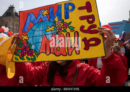 Mosca, Russia. 1st maggio 2018. Un raduno tenuto dai sindacati nella Piazza Rossa segna la Giornata Internazionale dei lavoratori nel centro di Mosca, in Russia. Il banner recita 'Pace! Maggio! Lavoro!". Credit: Nikolay Vinokurov/Alamy Live News Foto Stock