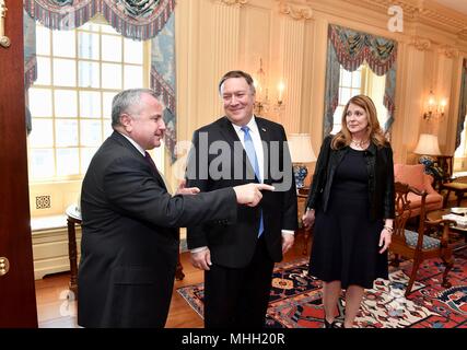 Washington, Stati Uniti d'America. Il 1 maggio 2018. Stati Uniti Il vice Segretario di Stato John Sullivan, a sinistra mostra il nuovo Segretario di Stato Mike Pompeo, centro e sua moglie Susan Pompeo, l ufficio esterno durante un tour del Dipartimento di Stato degli Stati Uniti il 1 maggio 2018 a Washington D.C. Pompeo è il suo primo giorno in ufficio dopo un appassionante viaggio all'estero dopo la sua conferma. Credito: Planetpix/Alamy Live News Foto Stock