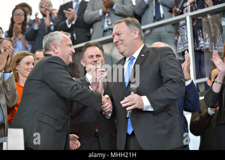 Washington, Stati Uniti d'America. Il 1 maggio 2018. Stati Uniti Il segretario di Stato Mike Pompeo, destra, grazie vice Segretario di Stato John Sullivan, sinistra, dopo essere stato introdotto per i dipendenti e servizio esteri ufficiali presso il Dipartimento di Stato il 1 maggio 2018 a Washington D.C. Pompeo è il suo primo giorno in ufficio dopo un appassionante viaggio all'estero dopo la sua conferma. Credito: Planetpix/Alamy Live News Foto Stock