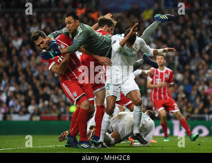 01 maggio 2018, Spagna, Madrid. Calcio: Champions League, Real Madrid vs Bayern Monaco, semifinale, casa di gioco in Santiago Bernabeu Stadium. Madrid portiere Keylor Navas (secondo da sinistra) e Monaco di Baviera Mats Hummels (L) che lottano per la palla. Foto: Andreas Gebert/dpa Foto Stock