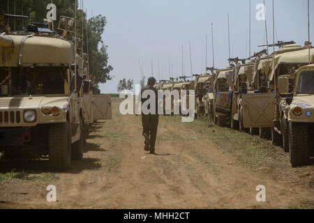 (180501) -- GOLAN, 1 maggio 2018 (Xinhua) -- un soldato israeliano passeggiate ultimi veicoli corazzati durante un trapano militare israeliano-allegato Golan, 1 maggio 2018. Le Forze di Difesa Israeliane (IDF) ha detto che l'esercizio è stato programmato in anticipo come parte della formazione annuale trapano e era destinato a mantenere la capacità e la prontezza delle forze. (Xinhua/Ayal Margolin-JINI) Foto Stock