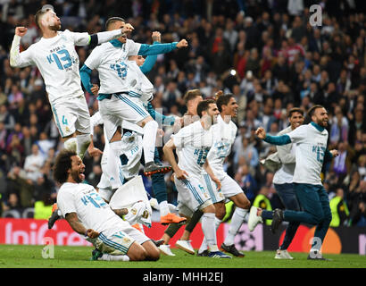 01 maggio 2018, Spagna, Madrid. Calcio: Champions League, Real Madrid vs Bayern Monaco, semifinale, casa di gioco in Santiago Bernabeu Stadium. Madrid Sergio Ramos (in alto a sinistra), Marcelo (fondo) ed altri giocatori di festeggiare con i tifosi il loro pass per la finale. Foto: Andreas Gebert/dpa Foto Stock