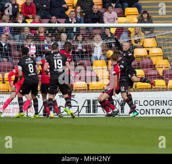 Fir Park, Motherwell, Regno Unito. 28 apr, 2018. Premier League scozzese di calcio, Motherwell contro Dundee; Ryan Bowman di Motherwell punteggi un equalizzatore per 1-1 Credito: Azione Sport Plus/Alamy Live News Foto Stock