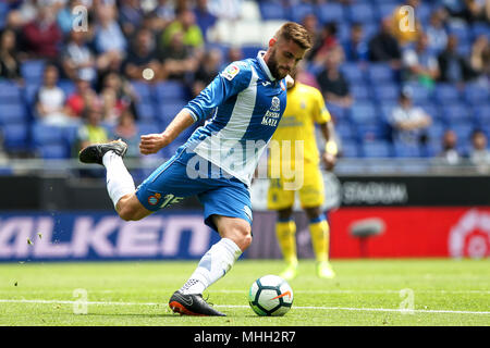 Il 28 aprile 2018, Cornella-El Prat, Cornella de Llobregat, Barcellona, Spagna; La Liga calcio, Espanyol rispetto a Las Palmas; David Lopez del RCD Espanyol passa la palla in avanti Foto Stock