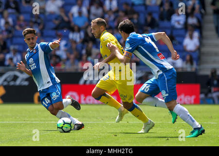 Il 28 aprile 2018, Cornella-El Prat, Cornella de Llobregat, Barcellona, Spagna; La Liga calcio, Espanyol rispetto a Las Palmas; Dani Castellanos di UD Las Palmas corre in avanti spinti da Oscar Melendo del RCD Espanyol Foto Stock