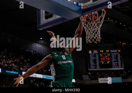 Centro Wizink, Madrid, Spagna. Xxv Aprile, 2018. La Turkish Airlines Eurolega di basket, Real Madrid Baloncesto contro il Panathinaikos Superfoods Atene; Chris Singleton (Panathinaikos BC) schiacciate per 2 Credito Punti: Azione Plus sport/Alamy Live News Foto Stock