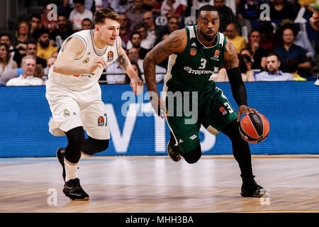 Centro Wizink, Madrid, Spagna. Xxv Aprile, 2018. La Turkish Airlines Eurolega di basket, Real Madrid Baloncesto contro il Panathinaikos Superfoods Atene; KC fiumi (Panathinaikos BC) porta la palla in avanti Credito: Azione Sport Plus/Alamy Live News Foto Stock