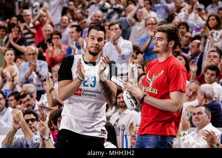 Centro Wizink, Madrid, Spagna. Xxv Aprile, 2018. La Turkish Airlines Eurolega di basket, Real Madrid Baloncesto contro il Panathinaikos Superfoods Atene; i fratelli Hernangomez guardando il ritorno di Lullo Credito: Azione Sport Plus/Alamy Live News Foto Stock