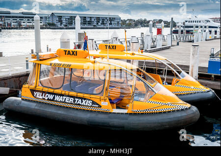 Giallo taxi acquei ormeggiato a Darling Harbour di Sydney, Nuovo Galles del Sud, Australia. Foto Stock