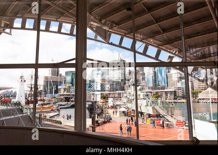 Viste delle barche, taxi sul fiume, sottomarini, Panfili e altre navi ed imbarcazioni intorno a Darling Harbour a Sydney nel Nuovo Galles del Sud, Australia. Foto Stock