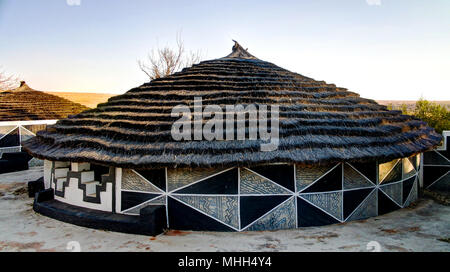 Ndebele tradizionale capanna a Botshabelo, Mpumalanga, Sud Africa Foto Stock