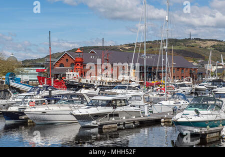 Swansea Marina, Tawe bacino, a Swansea, nel Galles del Sud pieno di barche ormeggiate Foto Stock