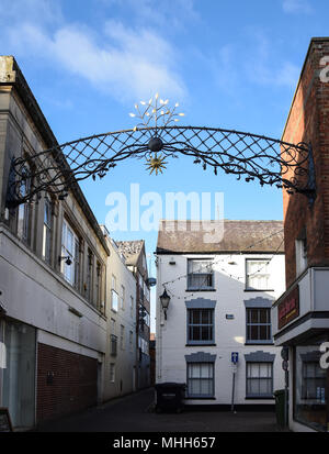 Banbury, Inghilterra - 29 Novembre 2017: un arco decorativo su un mews fuori strada alta. Foto Stock