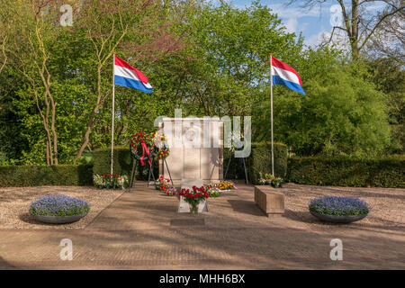 Memoriale di guerra in Voorschoten la mattina dopo il giorno del ricordo del 4 maggio Foto Stock