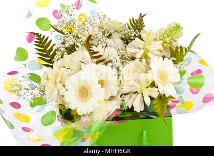 Un verde lime sacco riempito con crema di fiori colorati Foto Stock