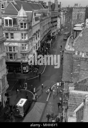 OXFORD, Inghilterra - 7 Marzo 2012: una vista della strada al di sotto di una trafficata Oxford main street. Foto Stock